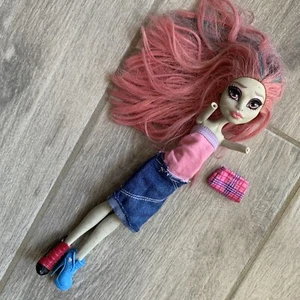 Monster High Doll Draculaura Newspaper Club Fashion Shoe w/ other shoe & doll g7 - Picture 1 of 17