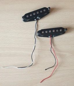 2x Stratocaster Pastillas Bobina Única Cuello Medio Negro Cubiertas Strat - Imagen 1 de 5
