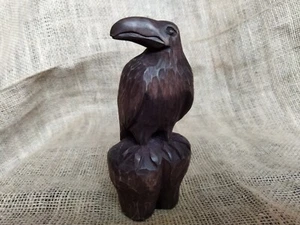 Crow statue. Wooden statuette of a raven from wood. Handmade. Carving on wood. - Picture 1 of 24
