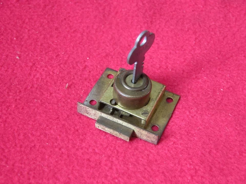 Vintage Yale 1735 Cabinet Door Lock Desk Drawers Flat Key Cover