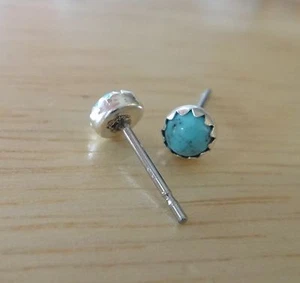 Pendientes de tachuelas redondos de piedra turquesa de plata esterlina pequeños de 4 mm - Imagen 1 de 6