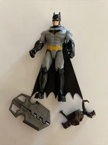 FIGURA DE ACCIÓN SPIN MASTER 4"" BATMAN DC BAT MAN con 2 ACCESORIOS 2021 - Imagen 1 de 11