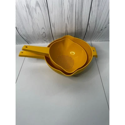 Set Of 2 Vintage Tupperware Classic Colander/Strainer Yellow 1 Quart And 2 Quart - Image 1 of 4