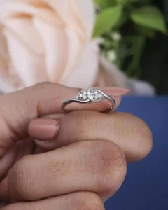 Impresionante anillo de bodas de diamantes simulados de corte marquesa enchapado en oro blanco de 14 k - Imagen 1 de 4