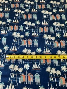 Strandhäuser Boote Palmen auf marineblauem Flanell Meterware 100 % Baumwollstoff - Bild 1 von 4