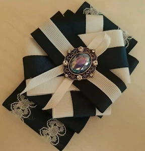Brosche Anstecknadel Brooch aus Ripsband mit Strass verziert, Weiß/Blau - Bild 1 von 3