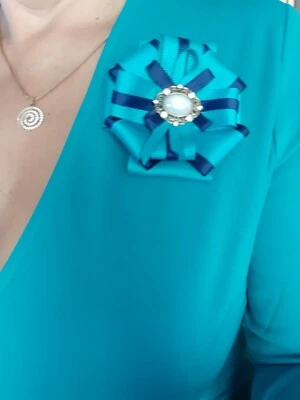 Brosche Anstecknadel Brooch aus Ripsband mit Strass verziert, Blau/Türkis  - Bild 1 von 4