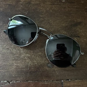 Gafas de sol Steve Madden redondas texturizadas negras polarizadas nuevas con etiquetas y2K ¡NUEVAS! - Imagen 1 de 12