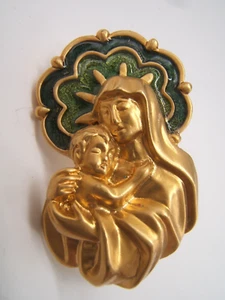 VTG AVON VIRGIN MARY MOTHER & CHILD JESUS GOLD TONE & ENAMEL LAPEL PIN - Picture 1 of 3