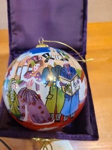 Glas Ornament bemalt Li Bien Multicolor Christmas Town Carolers 2004 - Neu in OVP - Bild 1 von 7