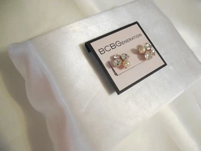 Aretes BCBGeneration 5/8" tono dorado cristal y perlas con joyas F318 Foto 1 de 4