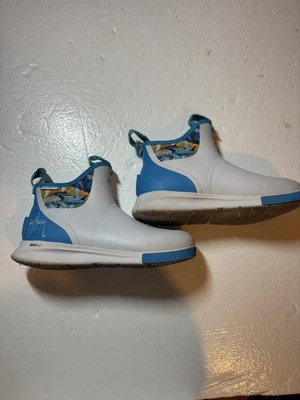 Bota al tobillo XTRATUF® para hombre 6" Guy Harvey blanca y azul XADSMGH1 Foto 1 de 4