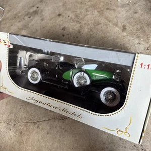 1934 DUESENBERG Green/Black Die Cast Car Signature Models 1/18 Scale 18110 - Picture 1 of 6