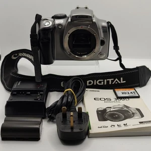 Canon EOS 300D Digitale Spiegelreflexkamera + Kompaktblitz, Akku, Ladegerät & Handbuch. Sehr guter Zustand - Bild 1 von 18