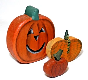 Juego de 3 estatuillas pintadas a mano de calabazas de madera naranja - Imagen 1 de 9