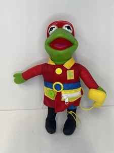 Vintage Kermit Frosch Feuerwehrmann Anziehen lernen Plüsch Puppe Gummi 1990 Muppets Henson - Bild 1 von 7