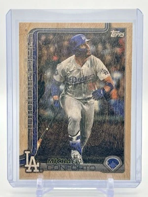 2025 Topps Serie 2 Michael Conforto Los Angeles Dodgers MADERA Paralelo 20/25 Foto 1 de 2