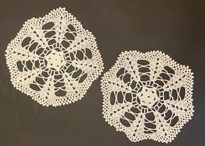 Set 2 centrini vintage fatti a mano all'uncinetto bianco floreale bordo pizzo aperto diametro 9" - Foto 1 di 11
