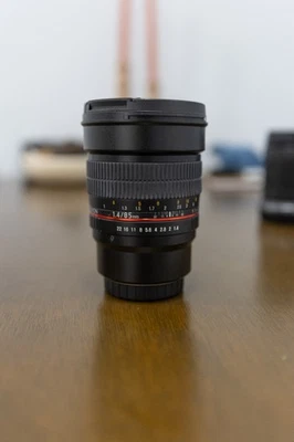 Lente de marco completo Rokinon 85 mm f/1,4 para Micro Cuatro Tercios LN Foto 1 de 4