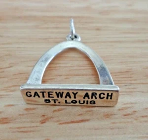 Charro de plata esterlina 20x19 mm 3 g forma de says Gateway Arch St. Louis en Missouri - Imagen 1 de 7