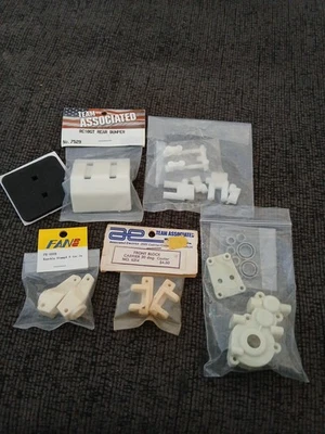 TEAM ASSOCIATED RC10GT WHITE PARTS - Image 1 of 4
