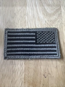 Toppa con gancio e passante bandiera americana rovesciata tono grigio 🇺🇸 - Foto 1 di 11