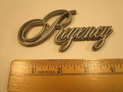 Original Vintage PLASTIC Car Emblem OLDSMOBILE REGENCY [Y64C] - Imagem 1 de 2