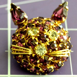 Signed WARNER Cat Head Brooch Vtg PURPLE Crystals CLEAR Eyes Pin 1 in. Gold Tone - Picture 1 of 6