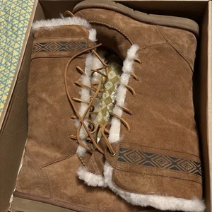 Ugg Tall Lace Up Front  Boots Size 10 /41 Women’s New. Never Worn 15 Inches Tall - Picture 1 of 8