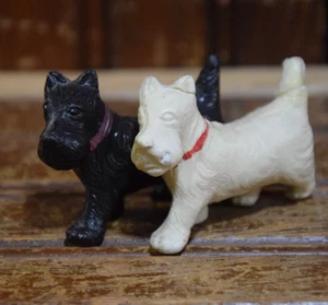 CELLULOID SCOTTIE TERRIER JOINED PAIR WHITE BLACK DOGS VINTAGE 1950s JAPAN DOG - Picture 1 of 12