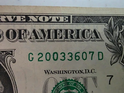 AMERICAN ONE DOLLAR BILL NOTE dirty print on serial number  G20033607D  2013 - Image 1 of 4