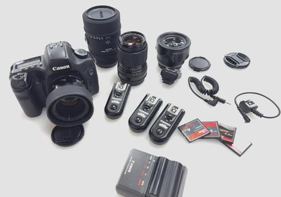 Kit de cámara Canon 5D con objetivos Canon EF 24 y 50, Sigma 70 macro y Zeiss 135 Foto 1 de 4