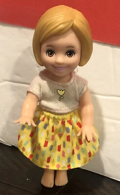 Barbie 2016 Kelly cabelo loiro plástico rígido moldado cabelo curto - Imagem 1 de 4