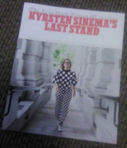 LA RIVISTA NEW YORK TIMES - COPERTINA ULTIMO STAND KYRSTEN SINEMA + ARTICOLO + SERBIA - Foto 1 di 3