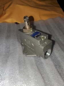 Honeywell BZV7-2RQ8-PG Limit Switch - Picture 1 of 5