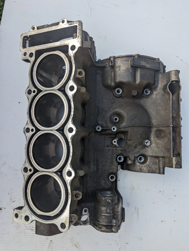 Triumph Daytona 650 2005 caja de motor superior con jarras de cilindro paredes se ven perfectas Foto 1 de 4