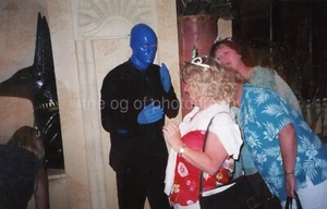 FOTOGRAFÍA ENCONTRADA A COLOR HOMBRE AZUL Vintage GRUPO Instantánea 54 LA 91 P - Imagen 1 de 1