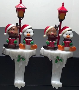 Par de adornos navideños colgantes de borde pingüino/oso de peluche en plataforma de hielo de plástico - Imagen 1 de 5