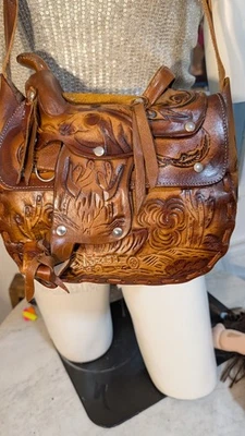 Cartera de cuero con silla de montar Foto 1 de 4