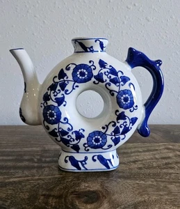 Tetera en forma de donut Chinoiserie porcelana china centro hueco hoja floral azul - Imagen 1 de 9