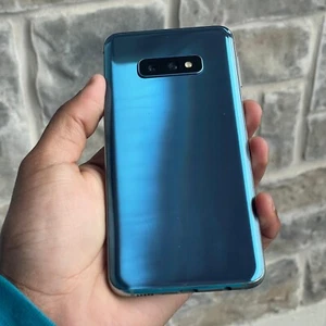 Galaxy S10e (DUAL-SIM) with Expandable Memory Storage - Picture 1 of 7