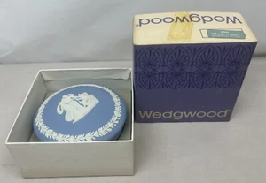 Wedgwood Blue Jasperware grande scatola di caramelle con coperchio rotondo scanalato con scatola originale - Foto 1 di 7