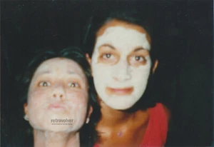 Due ragazze con mascherine selfie anni 2000 divertente pigiama party foto vintage - Foto 1 di 7