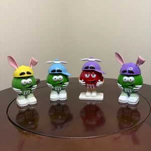 Cuatro (4) figuras de Pascua de plástico M&M de colección sombreros oreja de conejo de 4 pulgadas de alto - Imagen 1 de 7