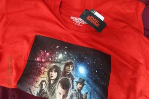 Stranger Things T-Shirt Gr. M Netflix Rot Langarm Neu mit Etikett Official - Bild 1 von 4