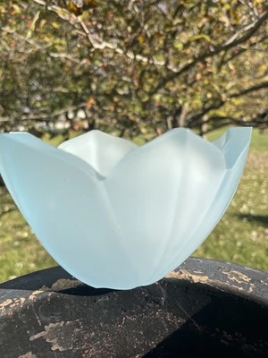 Tigela de vidro fosco vintage Lenox flor de lótus azul bebê Itália 6” X 3,75” - Imagem 1 de 4