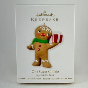 2012 One Sweet Cookie Hallmark Ornament - Gingerbread Boy Holding Gift - NIB - Picture 1 of 4