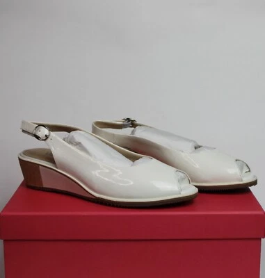 NUEVO Caja Vaneli Baise Blanco Arrugas Charol Peep Toe Cuña Eslinga 7.5 M Foto 1 de 4