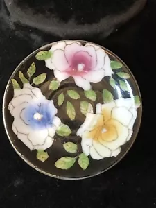 Piatto in miniatura con fiori dipinto a mano, realizzato nel Giappone occupato. - Foto 1 di 3