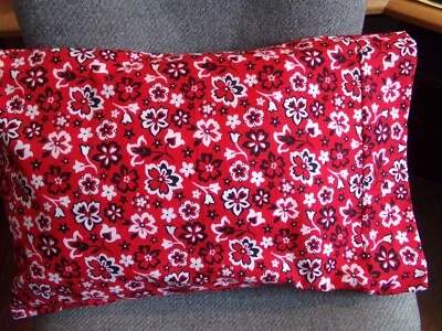 FUNDA DE ALMOHADA TAMAÑO VIAJE BANDANA ROJA FLORAL/PUÑO COMBINA 14X20 #5505 Foto 1 de 2